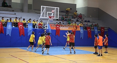 Küçükçekmece Belediyesi’nin yılın 365 günü ücretsiz hizmet veren spor okullarında yaz dönemi başladı