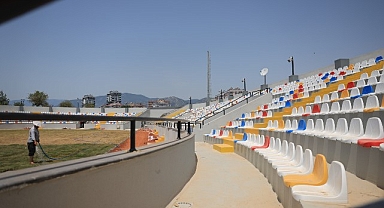 Kumluca Atatürk Stadyumu'nda son rötuşlar yapılıyor