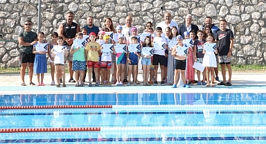 Mudanya Belediyesi tarafından düzenlenen yüzme kursları 1. Dönemi başarıyla tamamlandı. Yaklaşık 250 minik yüzücü düzenlenen törenle sertifikalarını aldı