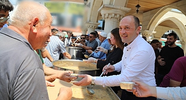 Muharrem ayı sebebiyle Geyve Belediyesi tarafından ilçe sakinlerine bolluk ve bereketin simgesi olan aşure ikram edildi