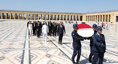 Narlıdere Belediye Başkanı Erman Uzun, Başkan Yardımcıları, Meclis Üyeleri ve CHP Narlıdere İlçe Örgütü ile birlikte Anıtkabir’e giderek Ata’nın huzuruna çıktı