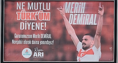 Nevşehir Belediye Başkanı Rasim Arı, bozkurt işareti yaptığı gerekçesiyle 2 maç men cezası alan Merih Demiral'a şehrin dört bir tarafına astırdığı billboardlarla destek verdi