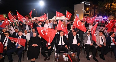 Nevşehirliler 15 Temmuz Demokrasi ve Milli Birlik Günü’nün yıldönümünde 8 yıl önce olduğu gibi yine meydanlarda aynı ruh ve heyecanla bir araya geldi