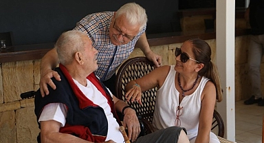 Sahil Huzurevi Yaşlı Bakım Merkezi’ni ziyaret eden Belediye Başkanı Ali Kemal Deveciler, huzurevi sakinleriyle sohbet etti onlara moral verdi