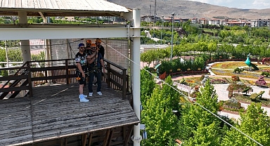 Selçuklu Belediyesi tarafından macera tutkunları için Kelebekler Vadisi Parkı içerisine yapılan Macera Kulesi açıldı. Alanda yer alan Zipline (Kaytel) adrenalin tutkunlarını bekliyor