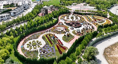 Selçuklu Çiçek Bahçesi 27 tür, 60 çeşitte 395 bin adet çiçekle ziyaretçilerini mest ediyor