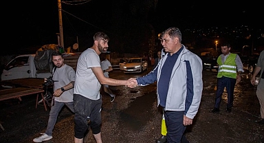 Şiddetli yağış ve yıldırım düşmeleri şehirde yaşamı etkiledi Başkan Cemil Tugay ekiplerle birlikte sahaya indi