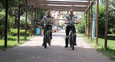 Sivas’ta park-bahçe ve mesire alanlarının güvenliğini sağlayan Belediye bünyesindeki güvenlikçiler, görevlerini artık elektrikli bisiklet ve scooterlar ile yapıyor