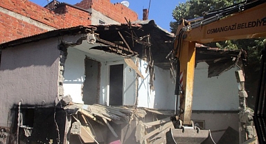 Tehlike saçan metruk binalar yıkılıyor
