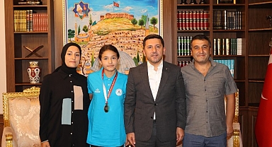 U-11 Kadınlar Güreş Türkiye Şampiyonası’nda 54 Kg’da Türkiye Şampiyonu olan Buğlem Kılıç, Nevşehir Belediye Başkanı Rasim Arı’yı ziyaret etti