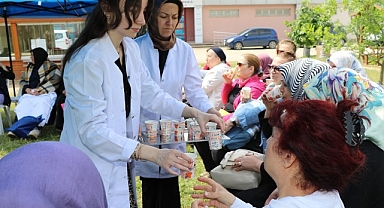 Yasemin Anne Şehir Merkezinde 