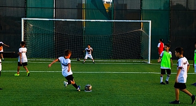 2024-2025 sezonunun tüm branşlarında şampiyonluk parolası ile yola çıkan Burhaniye Belediyespor U-10, U-11, U-12, U-13 ve U-14 Takımları ilk antrenmanlarını tamamladı