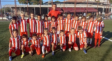 30 Ağustos Atatürk Kupası Futbol Turnuvası Sarı Zeybek Spor ve Sosyal Tesisleri'nde Ayvalık Belediye Başkanı Mesut Ergin'in başlama vuruşuyla gerçekleşti.