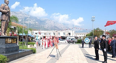 30 Ağustos Zafer Bayramı dolayısıyla Kemer'de tören düzenlendi.