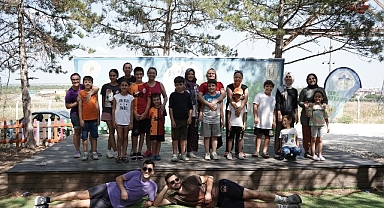 Anneler ve çocukları doğayla iç içe