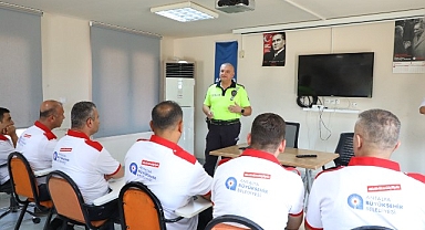 Antalya Büyükşehir'den toplu taşıma sürücülerine trafik eğitimi