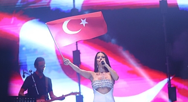 Antalyalılar Zafer Bayramı'nı DJ Mert Aydın ve Simge ile kutladı 