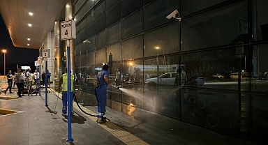 Aydın Büyükşehir Belediyesi, Aydın Şehirler Arası Otobüs Terminali’nde gerçekleştirdiği rutin temizlik çalışmalarını sürdürüyor