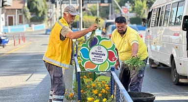 Aydın Büyükşehir Belediyesi kent genelinde temizlik ve bakım çalışmalarına hız kesmeden devam ediyor.