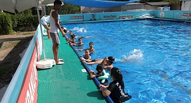 Bayraklı'da 20 çocuk ilk kez havuzla tanıştı