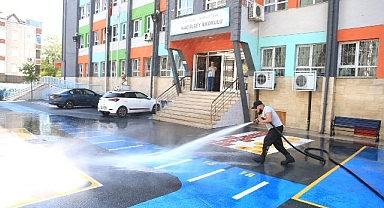 Bayrampaşa’da okullar temizleniyor, öğrencilere kırtasiye malzemeleri hediye ediliyor