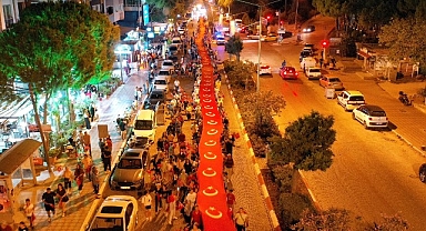 Bergama’da zafer coşkusu: 200 metrelik Türk Bayrağı Bergama sokaklarını kırmızı-beyaza boyadı