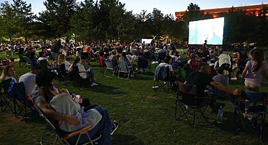 Çankaya Belediyesi Açık Hava Sinema Günleri, her gün ilçenin farklı bir noktasında devam ediyor