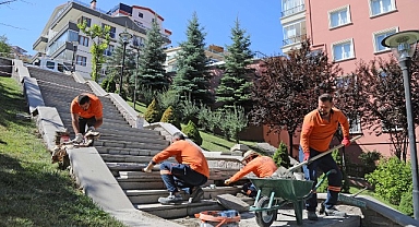 Çankaya Belediyesi, ilçe genelindeki parklarda bakım ve onarım çalışmalarını hız kesmeden sürdürüyor