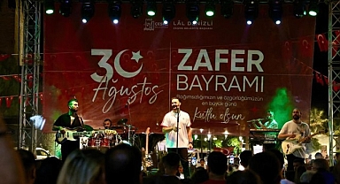 Çeşme’de 30 Ağustos coşkusu Başkan Denizli; “Zaferimizin 102. yılını büyük bir gururla kutladık”