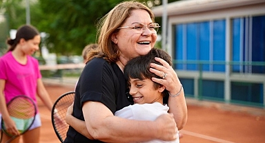 Didim Belediye Başkanı Hatice Gençay, ilçemizde faaliyet gösteren Didim Tenis Kulübünü ziyaret ederek, minik sporcularla bir araya geldi