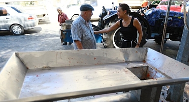 Efes Selçuk’ta salçalar ailece hazırlanıyor, belediye makine ile destek oluyor