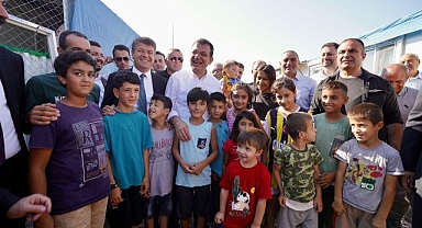 Ekrem İmamoğlu, Adıyaman’da, konteyner kentlerde yaşam mücadelesi veren depremzede ailelerin acılarına ve sofralarına ortak oldu