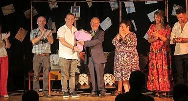 Foça Belediye Tiyatrosu, ‘Rumuz Goncagül’ oyunu ile izleyicilerden büyük alkış topladı.