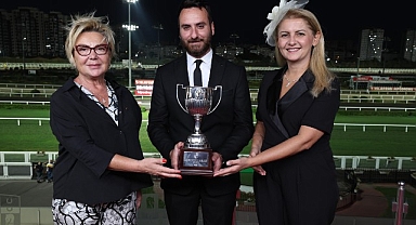 Geleneksel Bakırköy Belediye Başkanlığı koşusu Veliefendi Hipodromu’nda yapıldı. 38. kez koşulan yarışa yarışseverler yoğun ilgi gösterdi