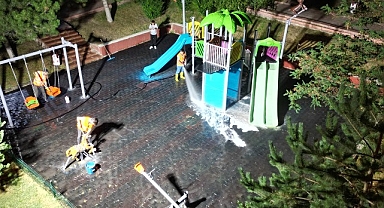 Gündüz Sokaklar Gece Parklar Yıkanıyor