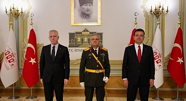 İBB Başkanı Ekrem İmamoğlu, 30 Ağustos Zafer Bayramı'nın 102’inci yıl kutlamaları için düzenlenen resmi törenlere katıldı.