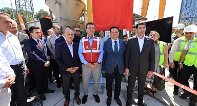 İBB Başkanı Ekrem İmamoğlu, Mahmutbey-Bahçeşehir-Esenyurt Metro Hattı’nda çalışan emekçilerle bir araya gelerek, TBM cihazının ilerlemesine tanıklık etti