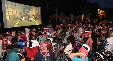 İstanbul Büyükşehir Belediyesi (İBB), öğrencilerin yaz tatillerini eğlenceli ve dolu dolu geçirmeleri adına çeşitli aktiviteler düzenlemeyi sürdürüyor