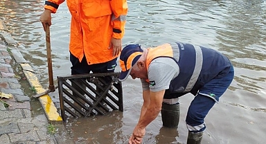 İstanbul’da sabah saatlerinden itibaren yağış etkili oldu. Gök gürültü sağanak yağış bazı noktalarda 26 kilogram yağışa yol açtı