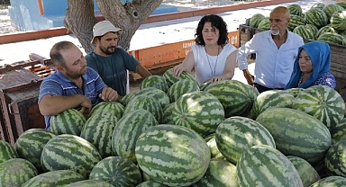 İzmir Büyükşehir Belediyesi ve Kınık Belediyesi'nden Çiftçilere Destek: Ürünler Tarlada Kalmadı, Vatandaşlara Dağıtıldı…