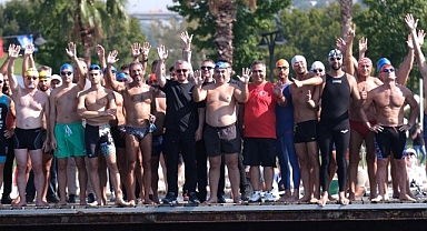 İzmit Körfezi’nde ‘Büyük Zafer’in coşkusu; Yüzücüler mavi sularda hedefe kulaç attı