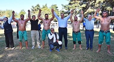 İznik, Elmalı Mahallesi Alıç Yaylası 5. Karakucak Güreşleri muhteşem bir katılım ve kıran kırana geçen mücadelelere sahne oldu.