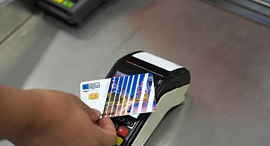 Kadıköy Belediyesi ilçe sınırları içerisinde yaşayan ihtiyaç sahibi kişilere alışveriş kartı desteği veriyor.