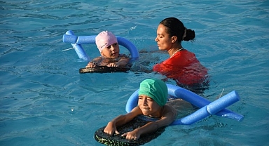 Karabağlar Belediyesi’nden çocuklara yüzme eğitimi