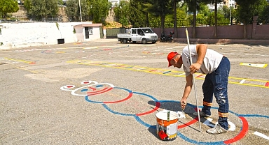 Karabağlar Belediyesi okullara desteğini sürdürüyor