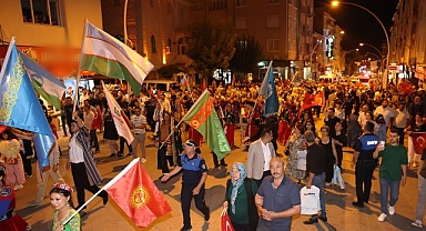 Karaman Belediyesi’nce bu yıl 6.’sı düzenlenen Uluslararası Karaman Türk Dünyası Şöleni etkinlikleri kapsamında “Türkçe Aşkı Vatan Aşkı” yürüyüşü gerçekleştirildi