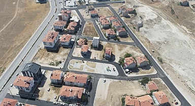 Karaman Belediyesi, şehrin ihtiyaçları doğrultusunda; asfalt, yürüyüş yolu ve park düzenleme çalışmalarına devam ediyor.