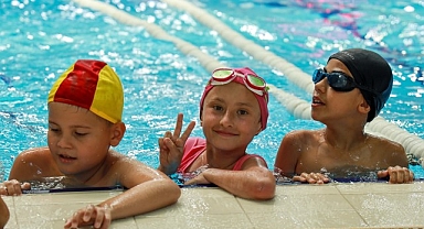 Karşıyaka’nın yarı olimpik havuzu yazın gözdesi oldu