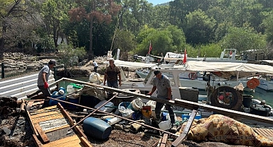 Kemer Balıkçı Barınağı’ndaki kaçak yapılar kaldırıldı