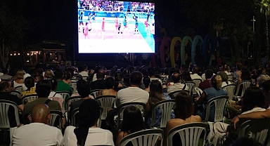 Kemer’de milli maç için dev ekran kuruldu